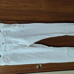 NWT Pilcro & the Letterpress White Jeans with embroidered flowers 31
